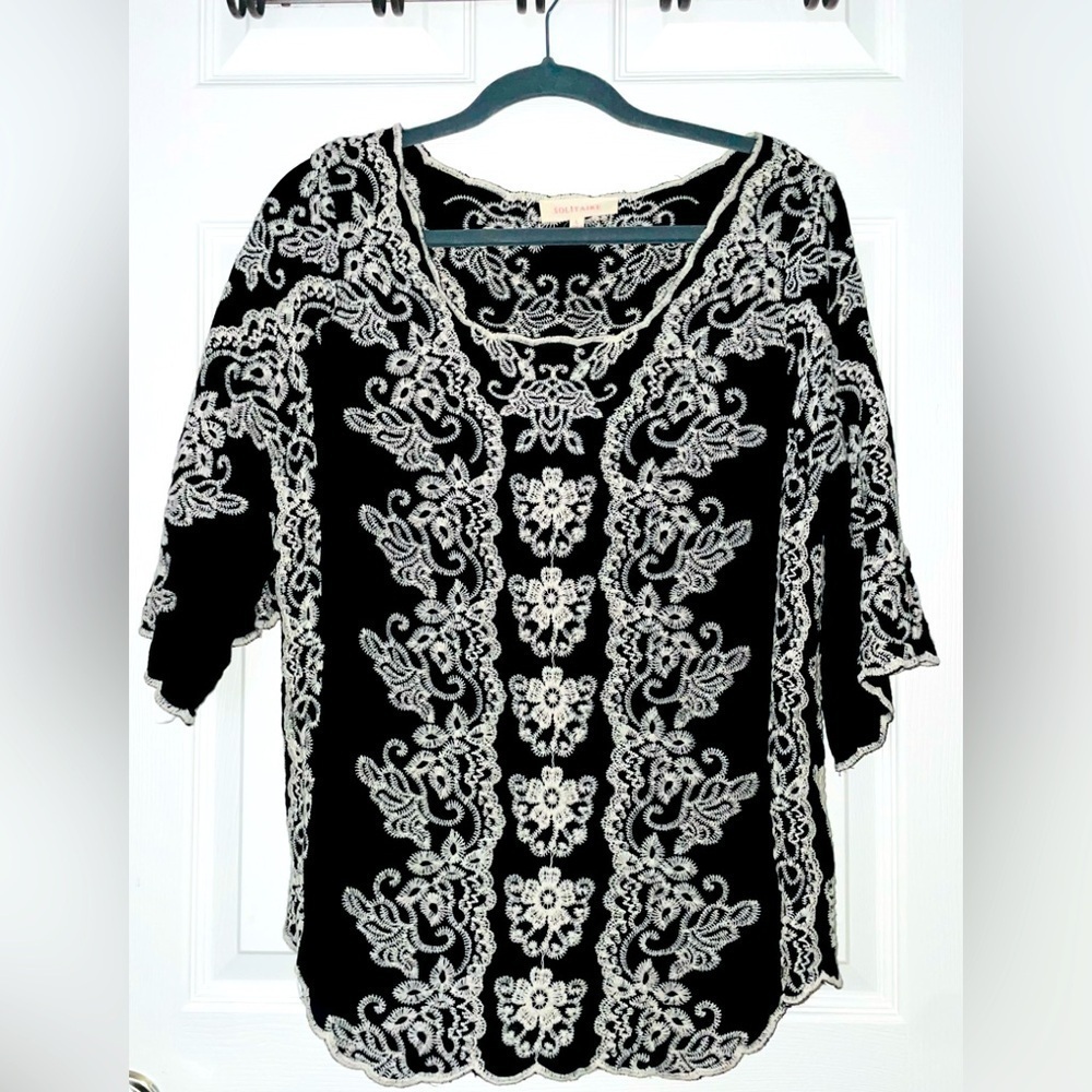 Solitare Boho Black & White Floral Embroidered Scoop Neck Top, Large